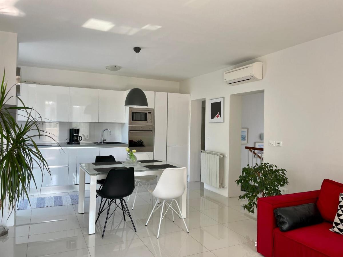 Apartments Bloom Near The Beach Porec Exterior photo